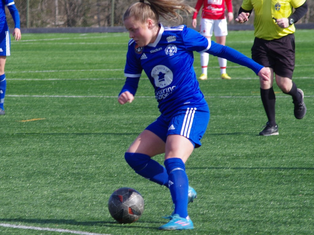 Olivia Strand visar upp Heffnersklubbans framåtandra i 2-0-segern över IFK Östersund. i premiären Foto: Pia Skogman, Lokalfotbollen.nu.