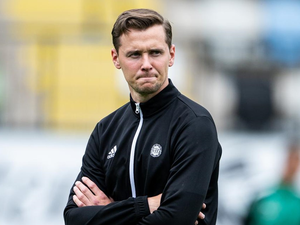 GIF-tränarem Douglas Jakobsen har all anledning att se bister ut efter insatsen mot jumbon Skövde AIK. Foto: Jörgen Jarnberger, Bildbyrån.