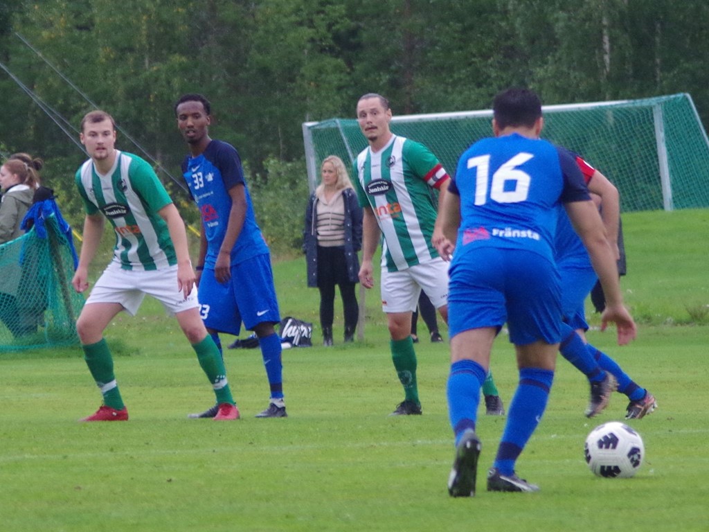 Fränstas Haik Danielian måttar in den frispark han smeker över muren till 1-0 mot Essvik. Foto: Pia Skogman, Lokalfotbollen.nu.