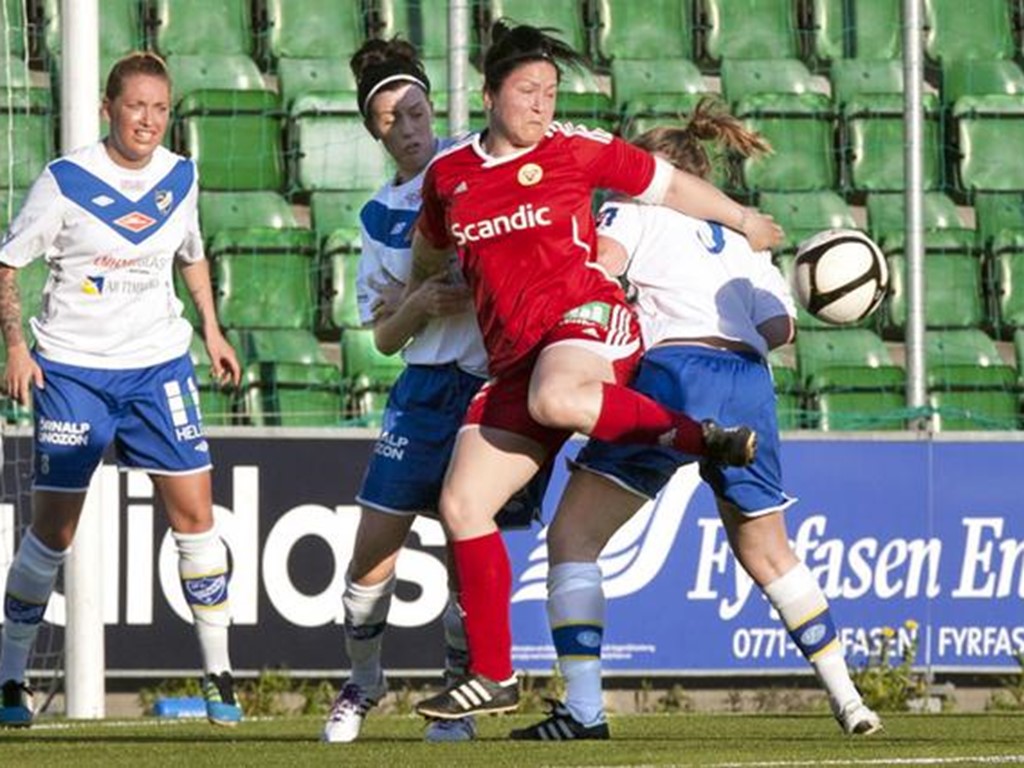 Angelica Limdholm Forsell i aktion iklädd Sunddressen i derbyt mot Timrå i en division 2-match för snart tio år sedan. Foto: Sund IF.
