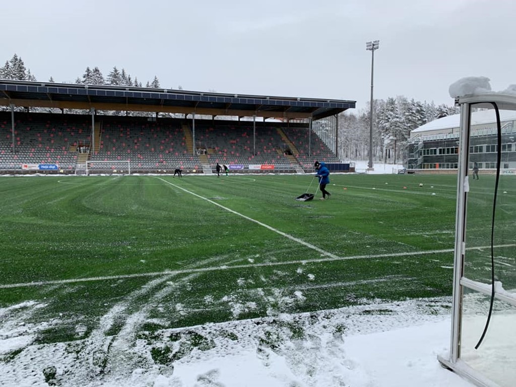Vi får se om det blir avspark kl. 13. Planen på Umeå Energi Arena är inte på topp i kallvädret då man inte haft värmen på. Och ändå heter planen Umeå ENERGI Arena.... Foto: Tommy Persson.