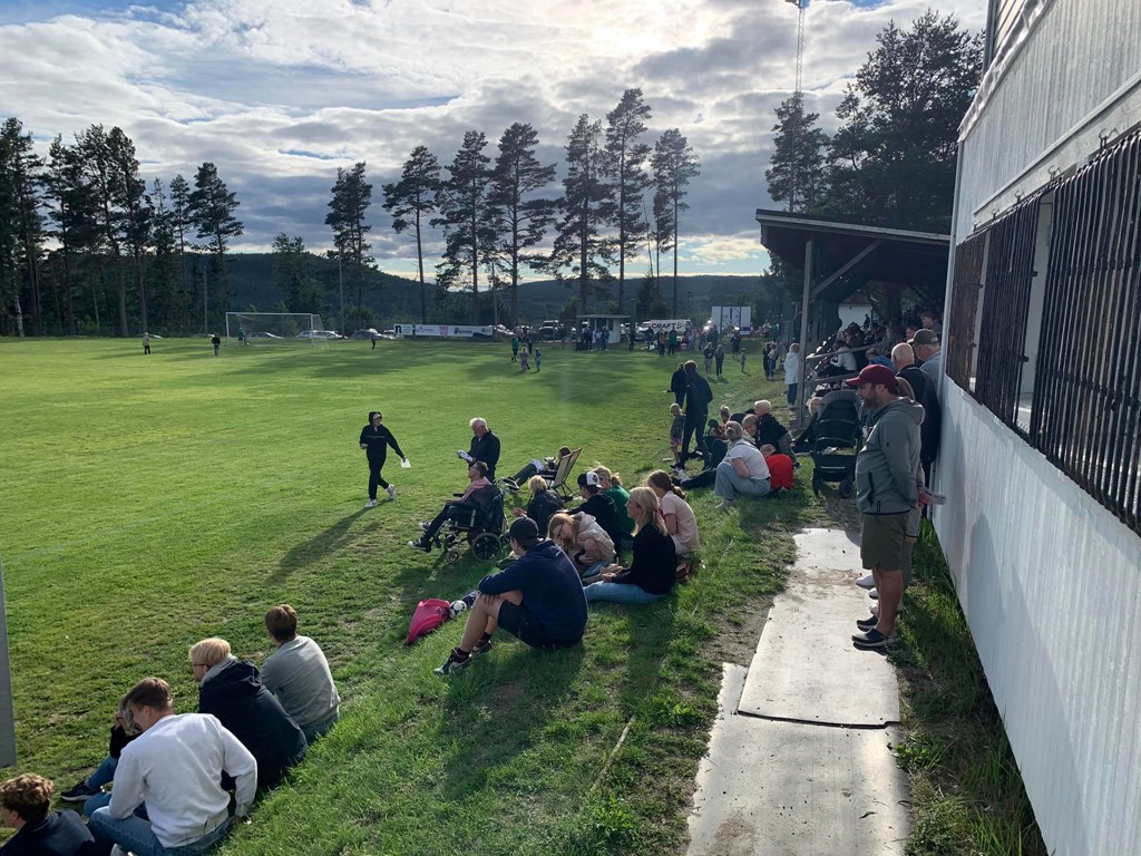 Närmare 500 åskådare hade sökt sig till fotbollsfesten på Essviksvallen under onsdagskvällen.