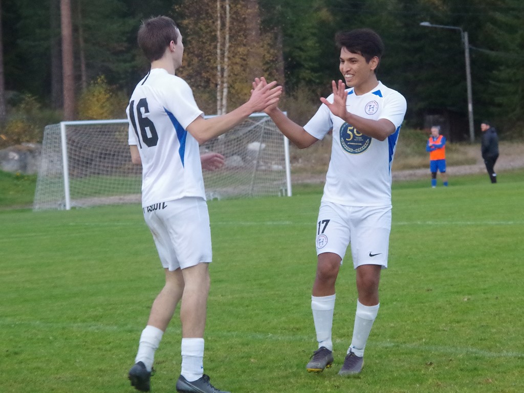 Jordam Gidhammar (#16) gratuleras av Hussein Sadegi (#17) efter 0-2-målet.
