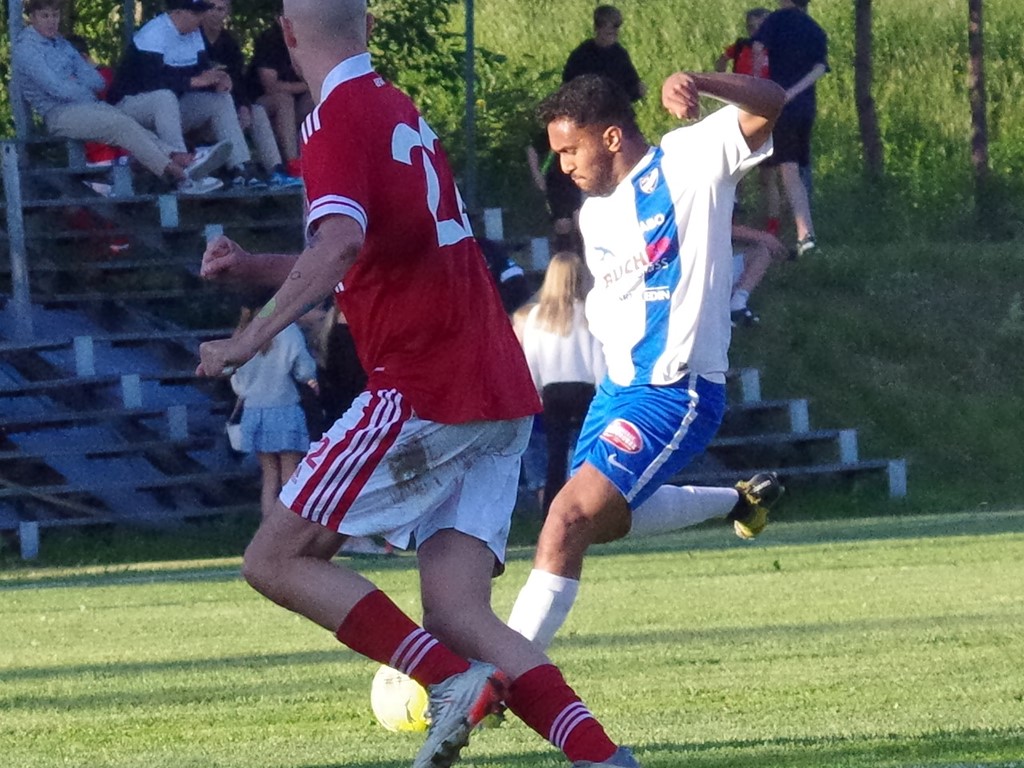 Antoni Barborar laddar för IFK Timrås 2-0-mål på Svartviks IP. Foto: Pia Skogman, Lokalfotbollen.nu.