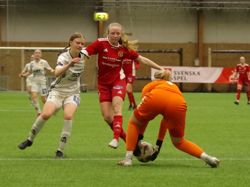 Alnö vann kvällens andra match med hela 4-0 över SDFF (som ställde upp med sitt F19-lag). Foto: Pia Skogman, Lokalfotbollen.nu.