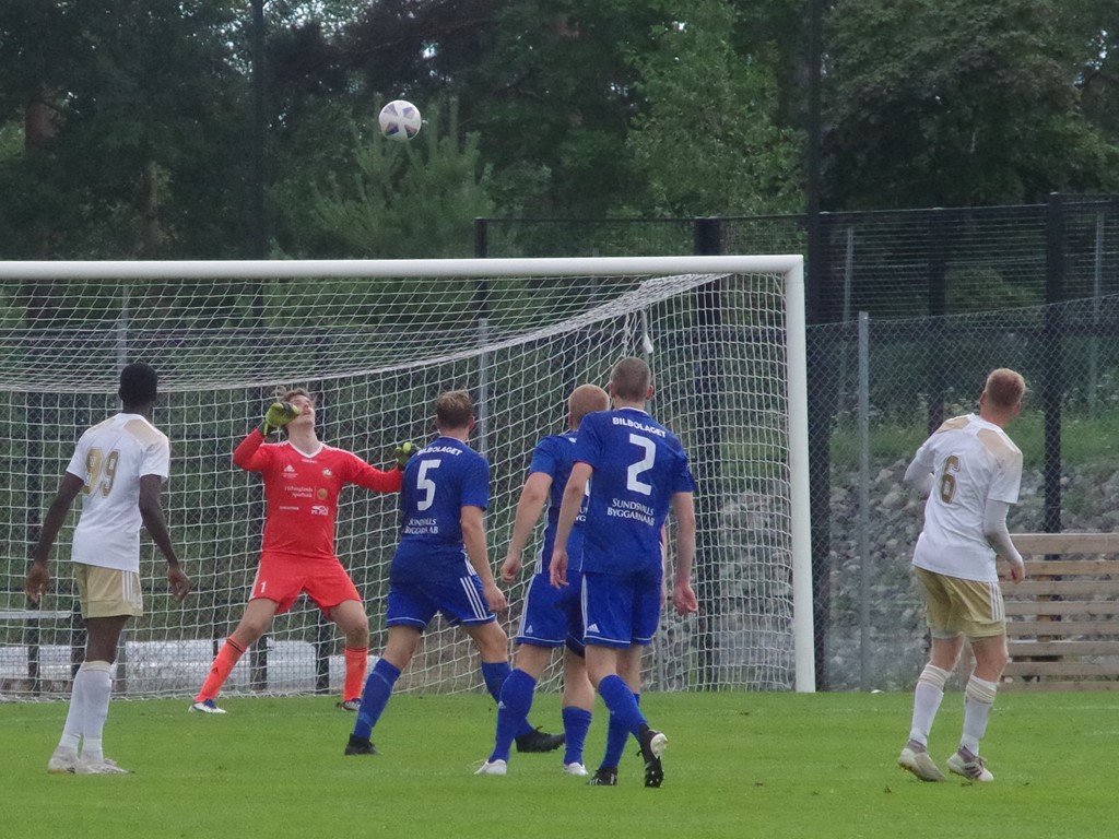 jimmie Nordbergs reducering till 2-4 på väg in över Axel Hedenström i hemmamålet. Foto: Pia Skogman, Lokalfotbollen.nu.