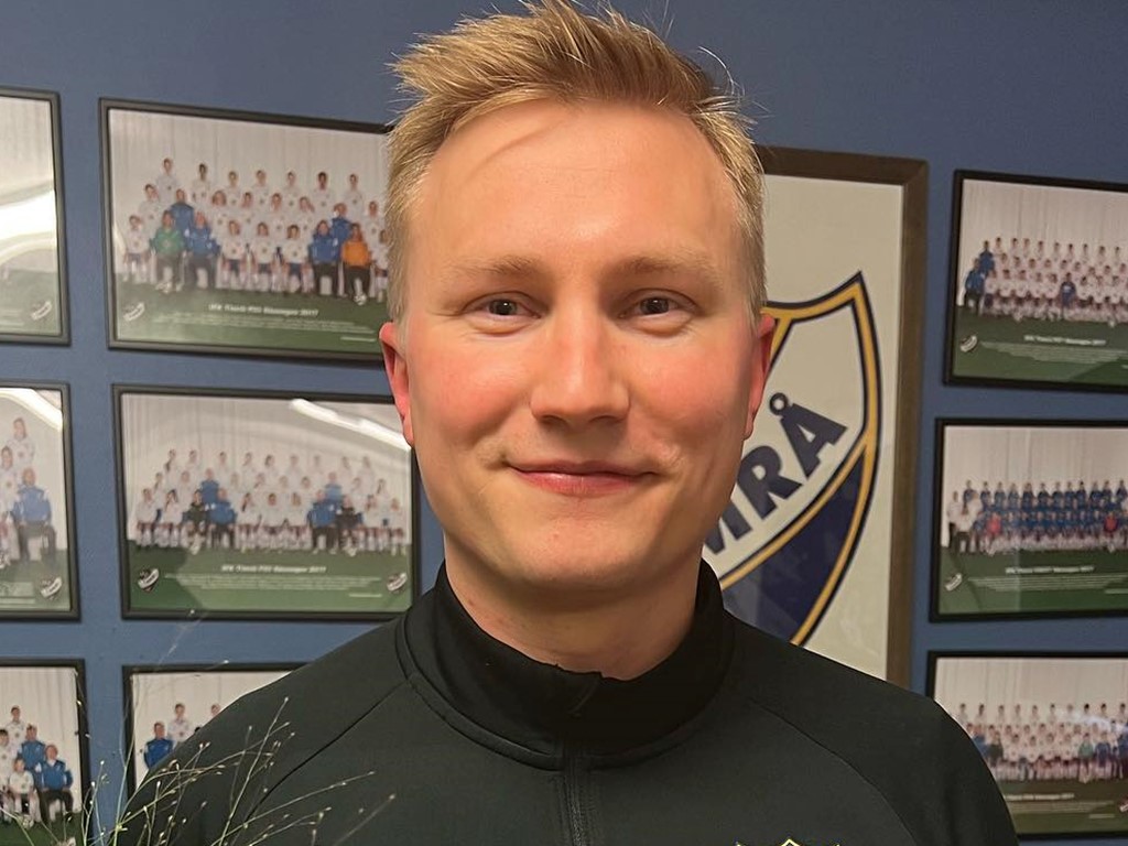 IFK Timrås damtränare Joakim Edström fick pris som Årets Ledare 2021 i klubben. Nu hoppas han leda sitt lag till en topplacering i år.