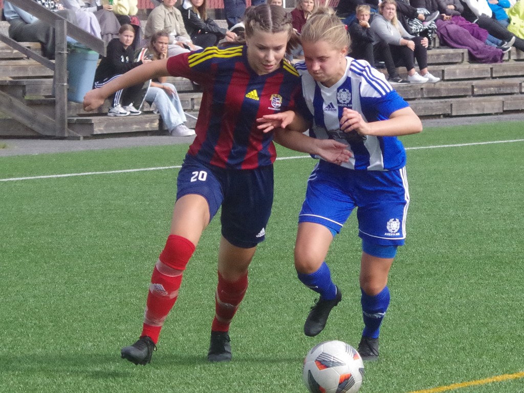 Ella Gustafsson gjorde två mål hemma mot Avesta. Dacapo idag? Foto: Pia Skogman, Lokalfotbollen.nu.
