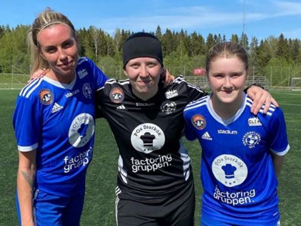Målskyttarna Amanda Sevefjord och Linnea Sahlin flankerar målvakten Frida Forslund. Foto: Heffnersklubbans BK.