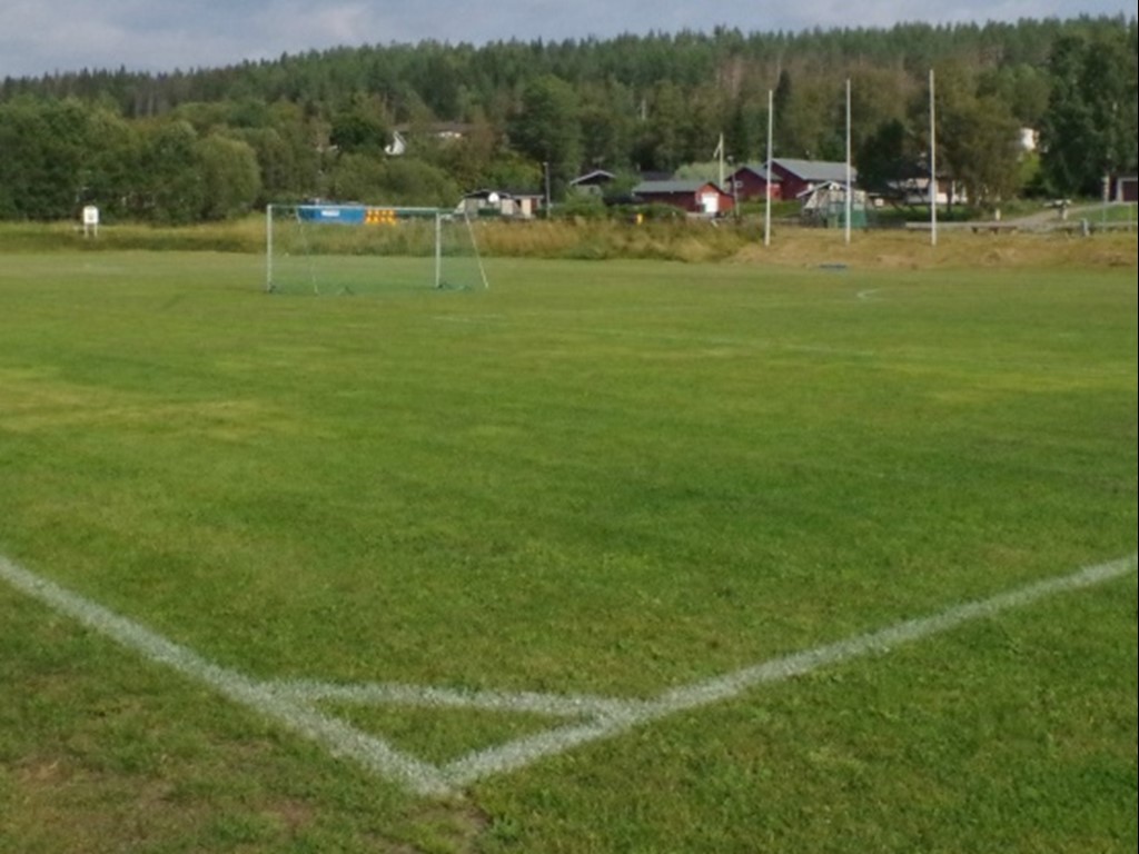 Jodå, det blir fotboll på Härevallen i år trots att herrarna lagt ner. Damerna kickar igång igen sedan man haft ett uppehåll på fjorton år. Foto: Pia Skogman, Lokalfotbollen.nu.