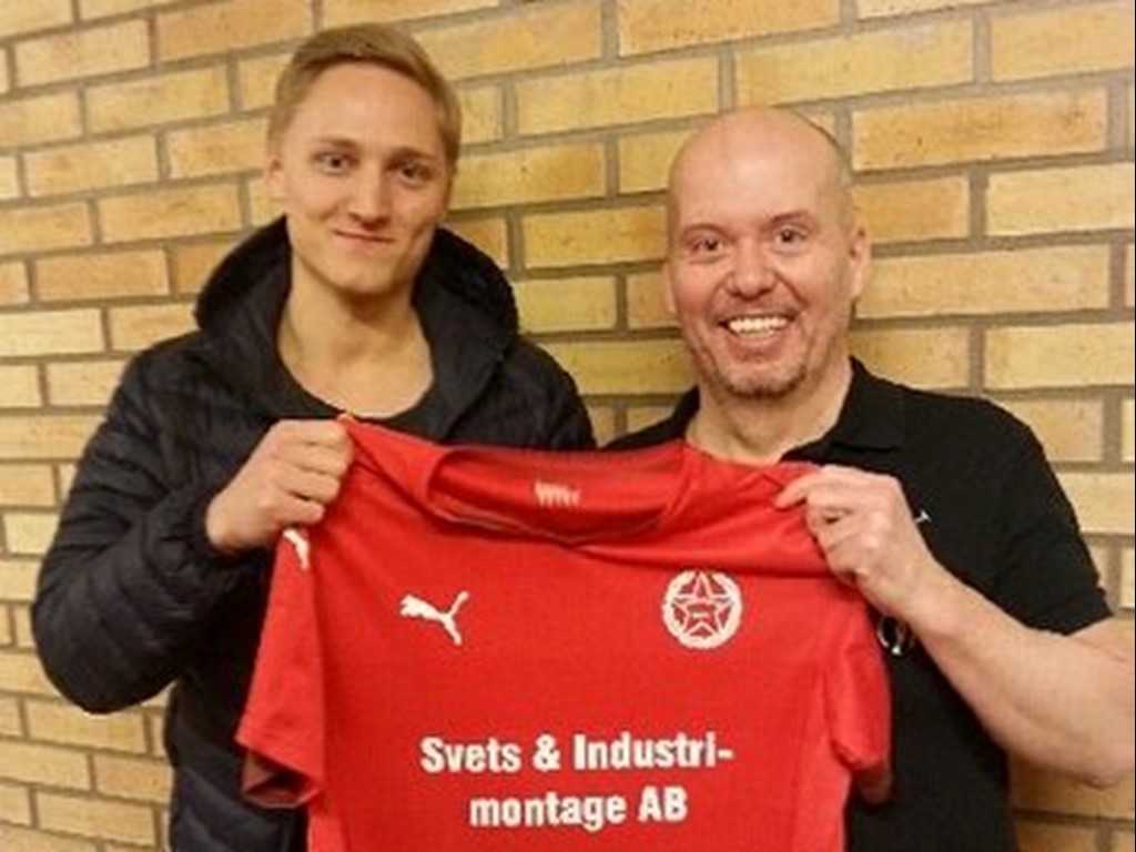 Svartviks nye tränare Carl Bergseije tillsammans med klubbens ordförande Leif Wiklund.