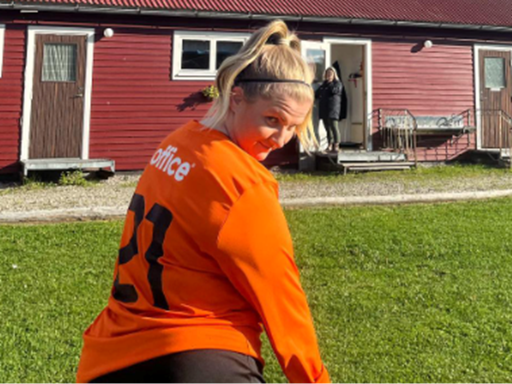Stödes tränare Emilia Johansson fick hoppa in mellan stolparna i derbyt mot Heffnersklubban 2 och skötte sig med den äran när ordinarie besättning saknades. Foto: Line Sperring.