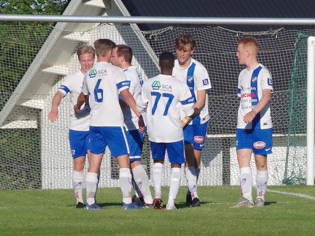 Timråspelarna klappar om varandra efter Erik Anderssons 0-1-mål. Bild 4. Foto: Pia Skogman, Lokalfotbollen.nu.