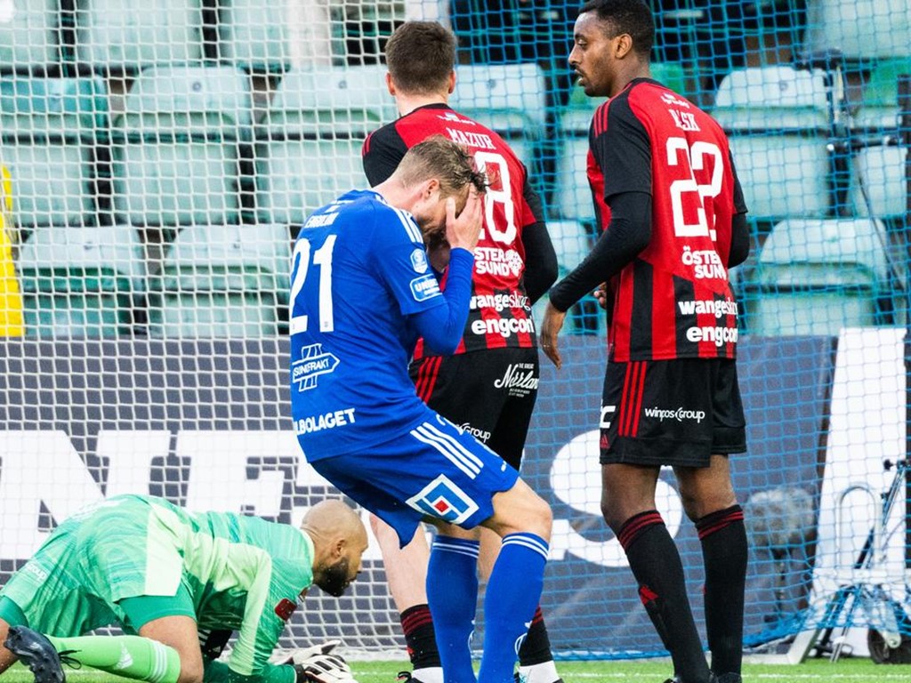 Pontus Engblom tar sig för pannanl mot Östersund efter 0-3. Foto: Per Olert, Bildbyrån.
