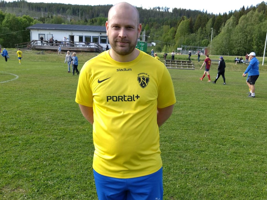 Nedansjö IK firade 90 år hemma på IP och klädd i gult & blått, det var ju dessutom nationaldagen, firade Marcus Jonsson med att göra jubilarernas både mål mot Selånger 2. Foto: Christer Söder.