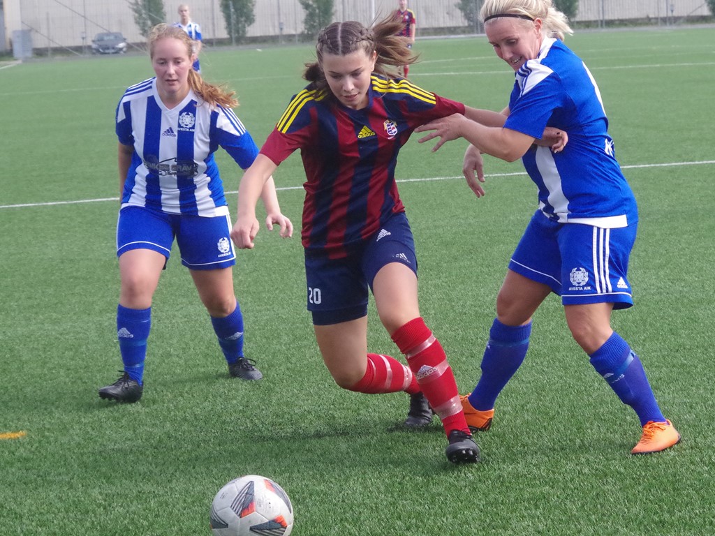 Degraderade Selånger är ett av fem Medelpadslag i div. 2 Mellersta Norrland 2022 enligt det serieindelningsförslag som skickats ut till klubbarna. På bilden är det SSK:s Ella Gustafsson som bryter fram i en match mot Avesta ifjol. Foto: Pia Skogman, Lokalfotbollen.nu.
