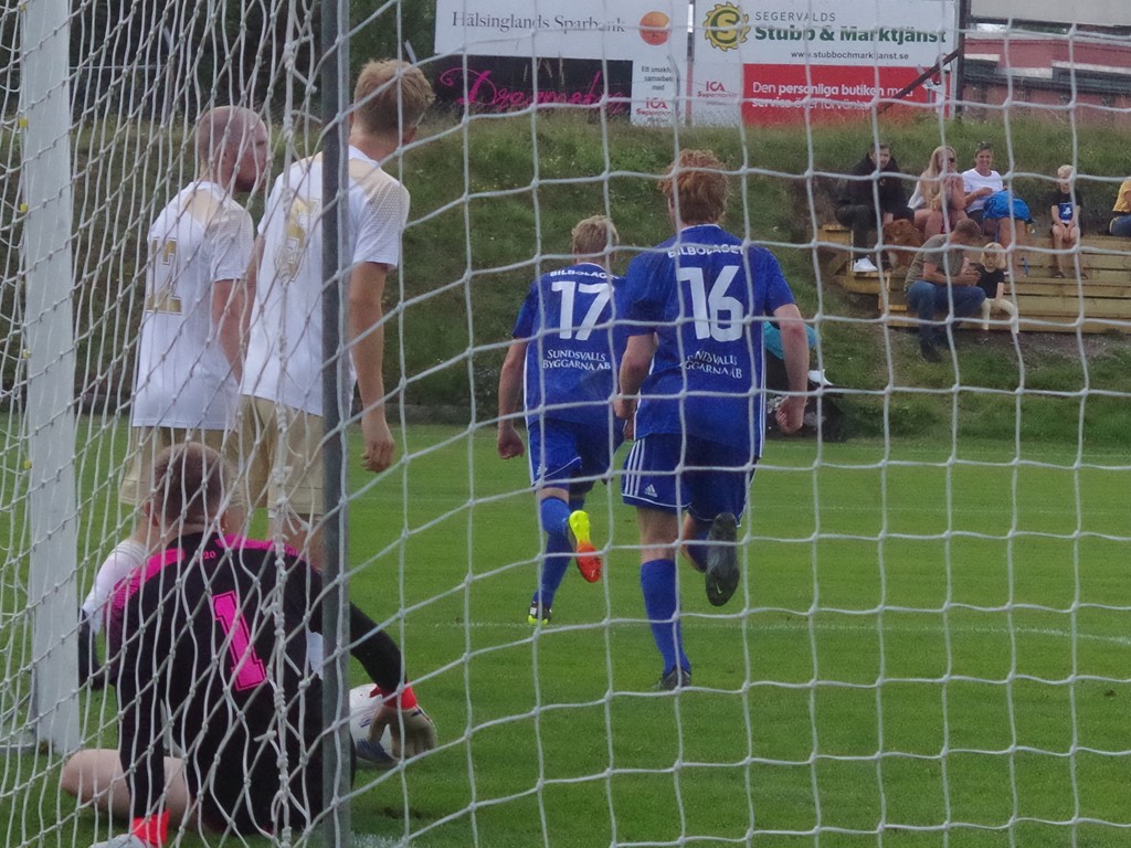 Sebastian Koivisto Persson har tryckt upp 1-1 och löer till långlinjen för att ta emot publikens ovationer. Foto: Pia Skogman, Lokalfotbollen.nu.