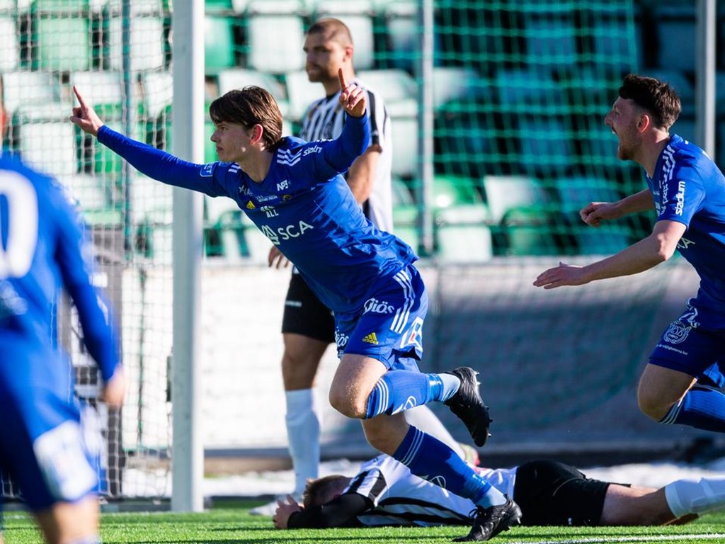 Teodor Stenshagen jublar efter att ha gett GIF Sundsvall ledningen i premiären mot Landskrona. Foto: Nils Jackobsson, Bildbyrån.