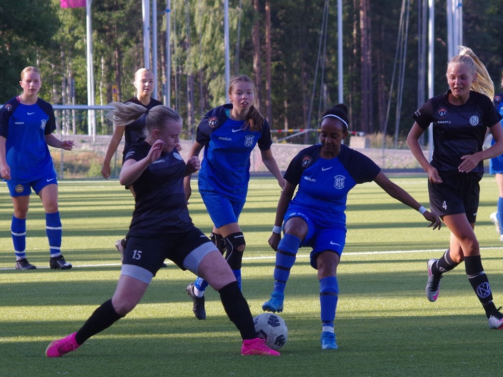 Njurundas Engla Ellqvist (t v) och Sundsvalls FF:s Fnan Mebrhatu Tewelde i kamp om bollen i 3-3-mötet på Balders. Foto: Pia Skogman, Lokalfotbollen.nu.