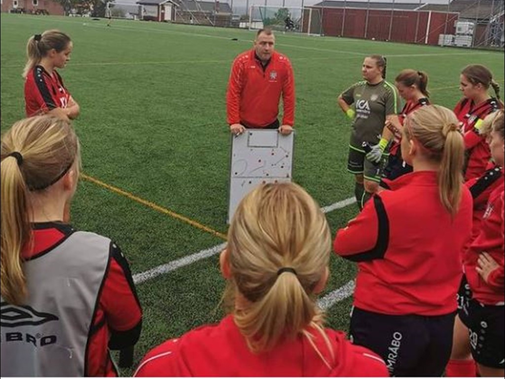 Michael Wahlroos har taktikgenomgång med sina tjejer hur man ska vinna dagens sexpoängsmatch över Hörnsjö. Foto: Söråkers FF Instagram.