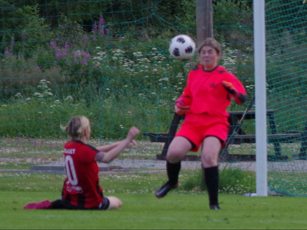 Lina Norrboms 2-1-mål. Foto: Pia Skogman, Lokalfotbollen.nu.