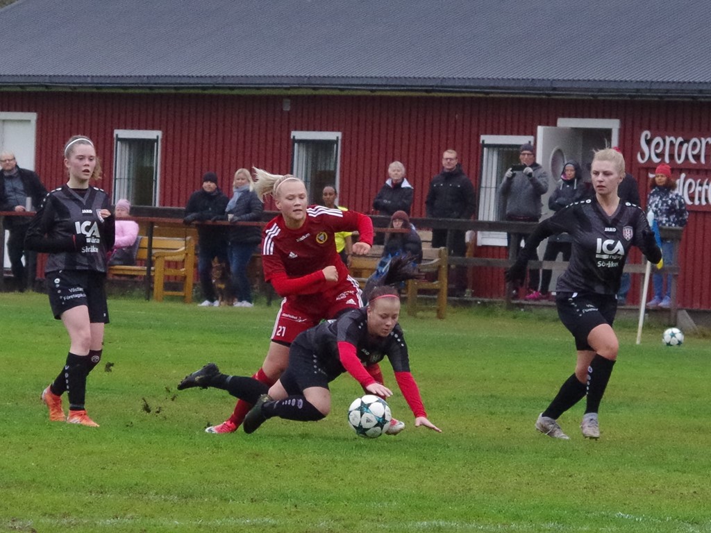 Vi var på många matcher under "Coronaåret" 2020. En av dem var när Alnö vann sin avslutande match hemma mot Söråker och tog klivet upp i division 1. Foto: Pia Skogman, Lokalfotbollen.nu