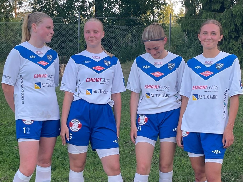 IFK Timrå 2:s målgörare mot Sundsvalls FF i 8-1-segern, fr v Malin Forslund, Klara Berglund (5), Milia Nylund och Elin Kjellin. Foto: Malin Gröning.