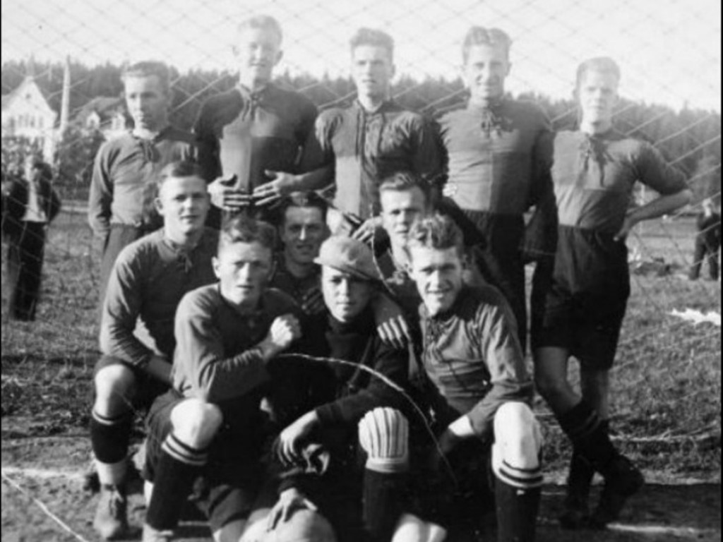 Birsta IK gjorde bara en säsong i division 4 Medelpad. Här är grabbarna som lirade säsongen 1936/37. Tyvärr blev det respass och klubben kom sedan aldrig tillbaka i så fina sammanhang. Bilden är tagen på Birstavallen som var lagets hemvist.