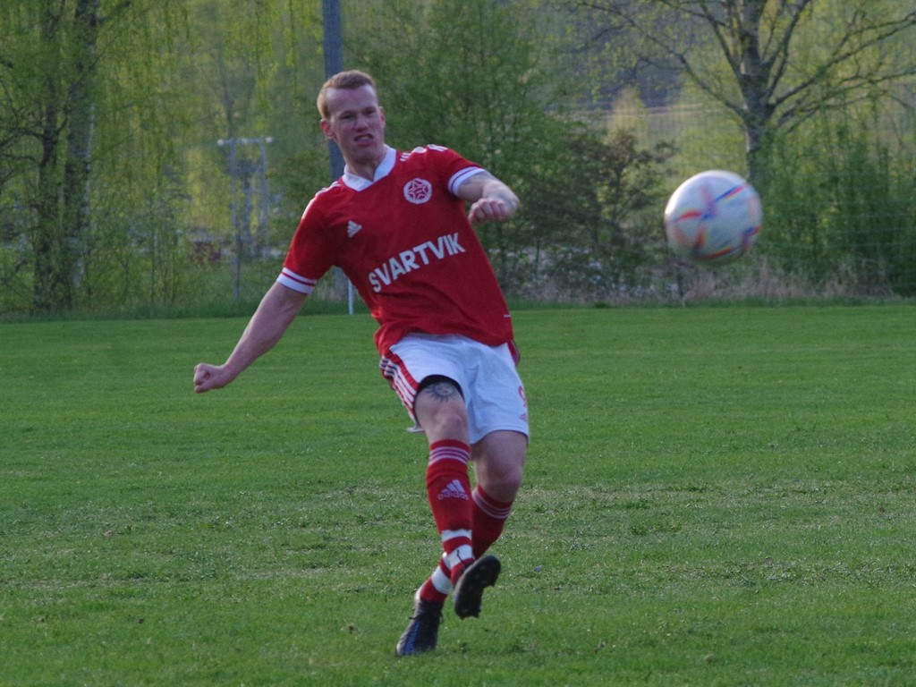 Danne Johansson skickar in 3-0 för Svartvik med en perfekt frispark in i högra krysset i mitten av den andra halvleken mot Wiskan borta. En fullträff som fick ett kämpande hemmalag att kapitulera och det rann i väg till 6-0. Foto: Pia Skogman, Lokalfotbollen.nu.