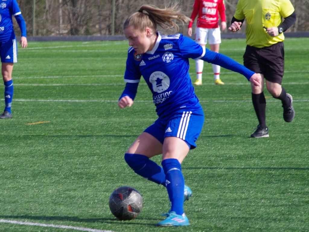 Olivia Strand visar upp Heffnersklubbans framåtandra i 2-0-segern över IFK Östersund. Foto: Pia Skogman, Lokalfotbollen.nu,