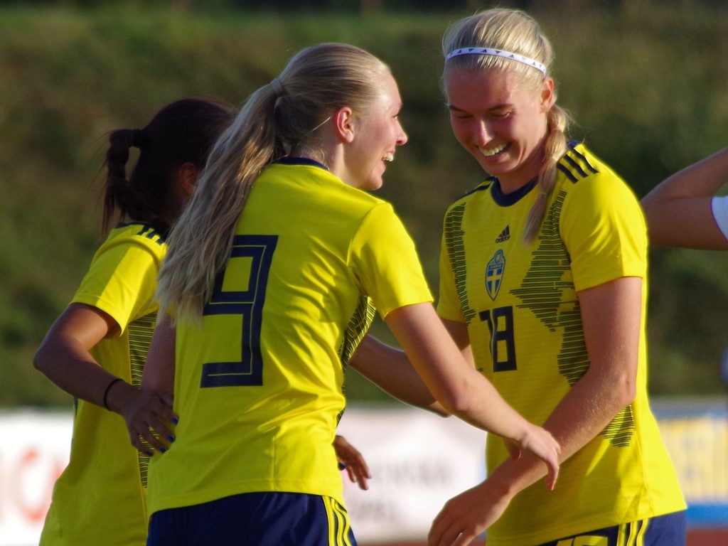 Cajsa Rubensson #9 jublar efter Sverige 1-0-mål, men tyvärr vände Island i slutminuterna. Foto: Pia Skogman, Lokalfotbollen.nu.