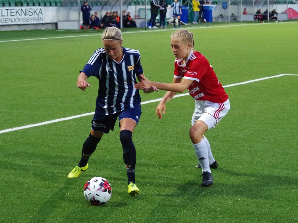 Emelie Birgersson i dribblingstagen. Foto: Lokalfotbollen.nu.