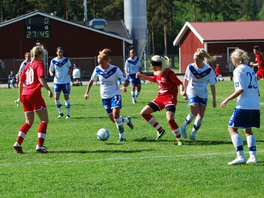IFK Timrås damer hade tidigare Bergeforsens IP som hemmaarena innan man flyttade till konstgräset bakom isladan i Sörberge. Här i en match mot Härnösandslaget Bik SK i division 1 Norrland 2013. Foto: Janne Pehrsson, Lokalfotbollen.nu.