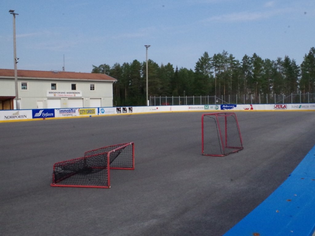 Även vintertid är det aktivitet på Bergeforsens IP. Då spolar man upp rinken till en härlig hockeyplan.