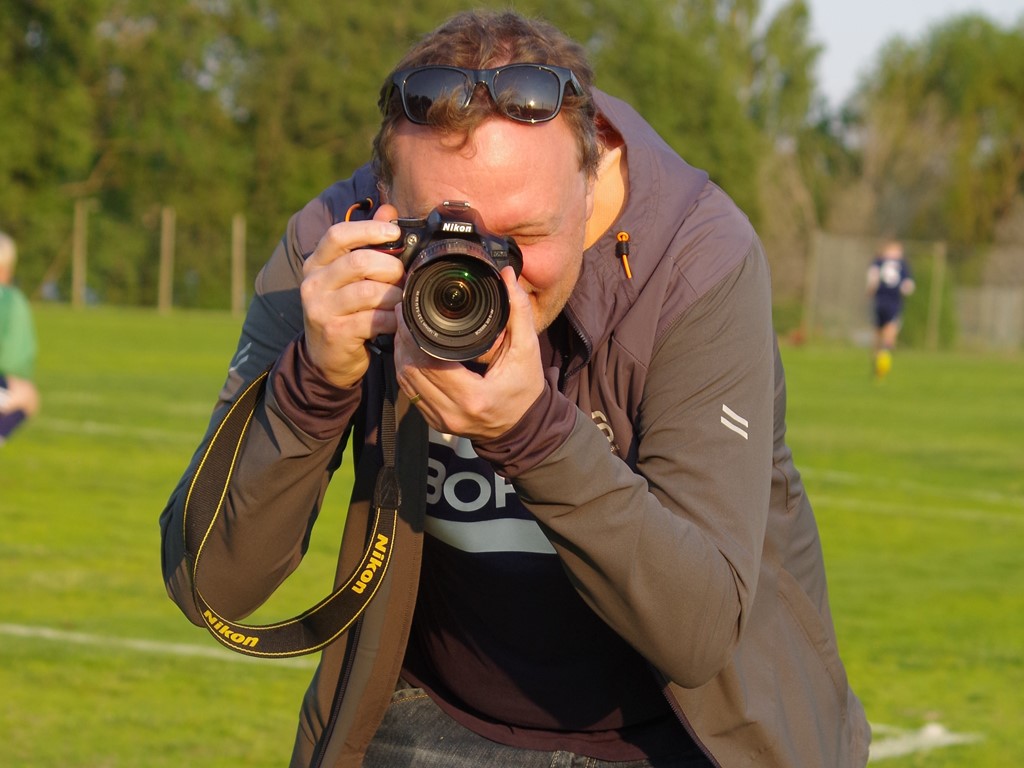 ST-sportens Kenneth Fahlberg har fått nån på kornet, och vice versa. Foto: Pia Skogman, Lokalfotbollen.nu.