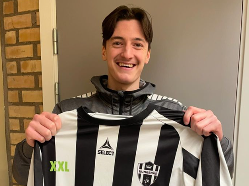 20-årige Alex Tomley kommer att träna nya division 5-laget Kungsnäs FC tillsammans med Ivar Edlund och Patrik Åsell. Foto: Kungsnäs FC.