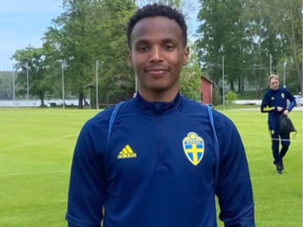 Luckstas nye mittback Jibril Ali Mohudin i svensk landslagsoverall. 