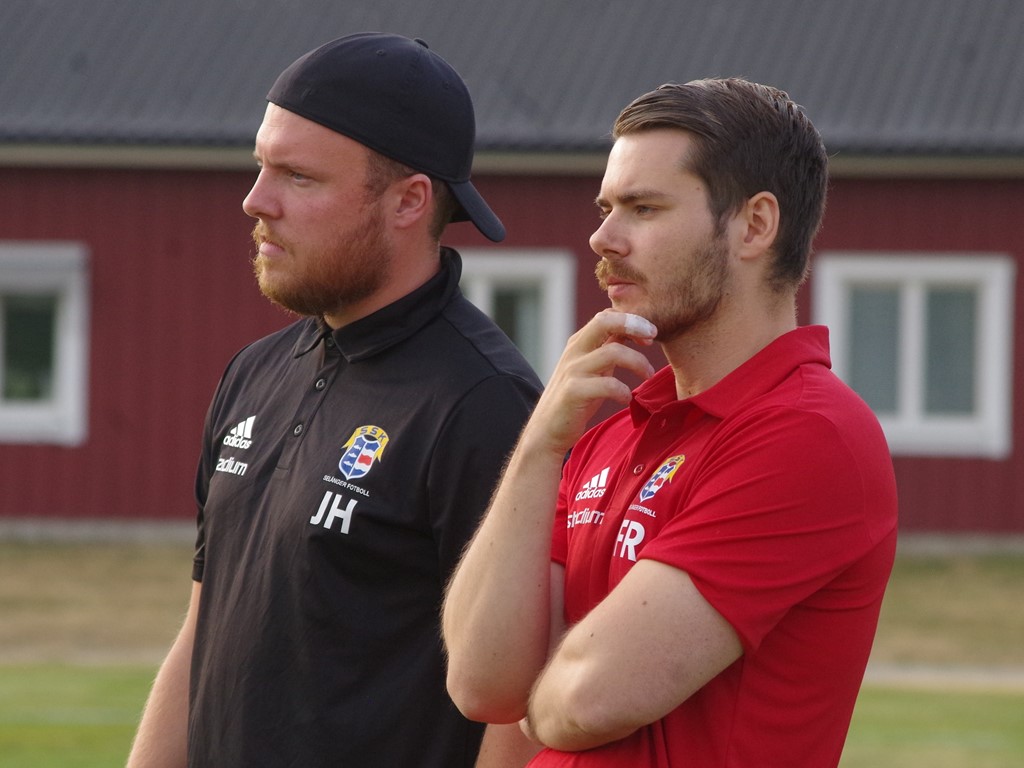 Tränarduom Jesper Hellström & Filip Renman förde ifjol upp Selånger till division 3 och i år kan man föra upp de rödblå-randiga ett snäpp till. Foto: Pia Skogman, Lokalfotbollen.nu.