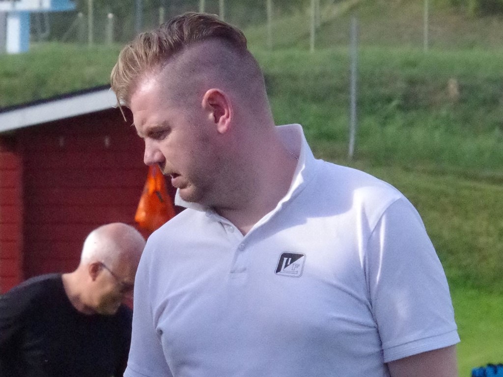 Rekordförlust för Luckstas tränare Paul Thompson - 1-7 mot Team TG. Foto: Pia Skogman, Lokalfotbollen.nu.