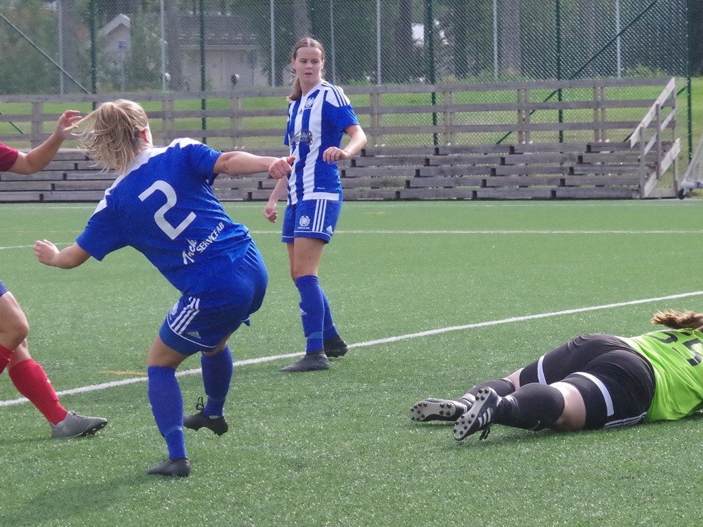 Emmie Björklund trycker in Selångers 4-1-mål på sin tredje retur. Foto: Pia Skogman, Lokalfotbollen.nu.