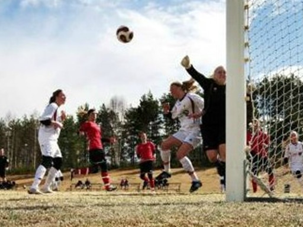 Fräsig actionbild från en av damlagets matcher för några år sedan. Numera saknas det seniorverksamhet i Alby på både dam som herr..