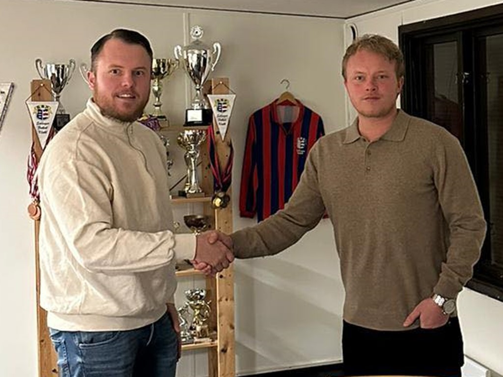 Huvudtränaren Jesper Hellström hälsar nye målvaktstränaren Linus Hellberg välkommen till SSK.