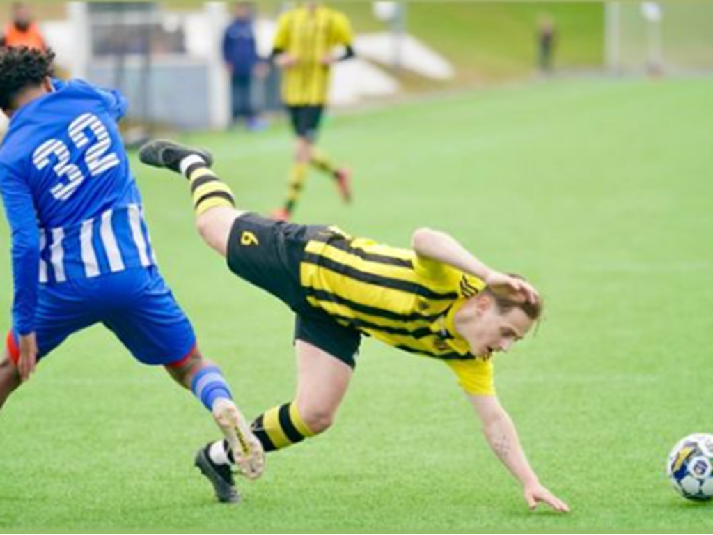 Axel Näsholm bjöde inte bara på två mål när Kuben 4-0-vann över Kramfors-Alliansen utan även lite gymnastiska övningar av avancerad art. Foto: Anders Thorsell, Sportactionpictures.