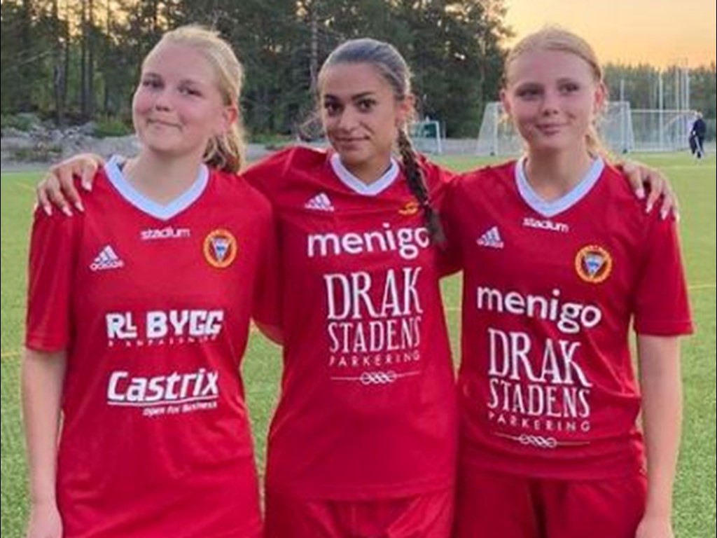 Alnö 2:s målgörare i 3-2-segern över Sundsvalls FF, fr v. Olivia Sällvin, Maya Byström och Julia Hagberg . Foto: Alnö IF.